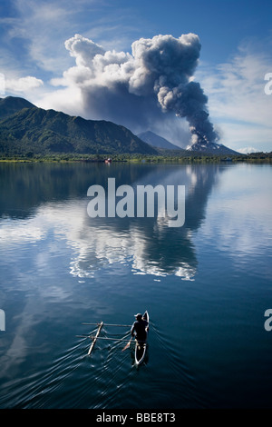 L'éruption du volcan en Papouasie Nouvelle Guinée Banque D'Images