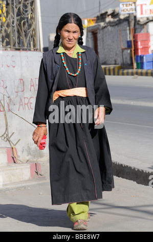 Femme ladakhis en habit traditionnel, Leh, Ladakh, Inde du Nord, l'Himalaya, d'Asie Banque D'Images