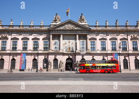 Bus de tourisme et Musée historique allemand, à Berlin, Allemagne, Europe Banque D'Images