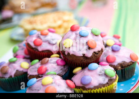 Muffins au chocolat colorés, l'anniversaire des enfants Banque D'Images