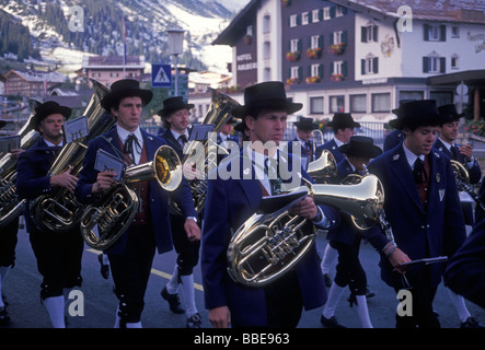 Les Autrichiens peuple autrichien personne jeunes hommes mâles en fanfare à Lech am Arlberg Autriche Vorarlberg État de l'Europe Banque D'Images