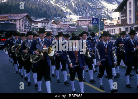 Les Autrichiens peuple autrichien personne jeunes hommes mâles en fanfare à Lech am Arlberg Autriche Vorarlberg État de l'Europe Banque D'Images