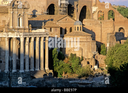 Temple d'Antonin et Faustine avec l'église de San Lorenzo in Miranda, Tempel Divus Romulus, basilique de Maxence et constan Banque D'Images