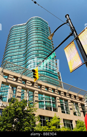 L'hôtel Westin s'élève bien au-dessus de Robson Street, à Vancouver (Canada). Banque D'Images