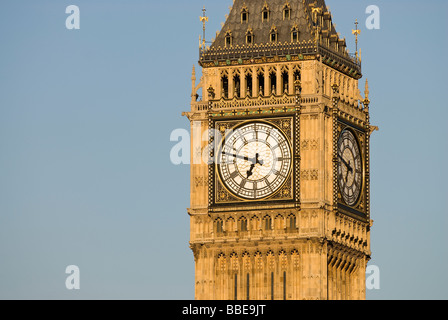Une vue rapprochée de la partie supérieure de l'iconic London monument Big Ben Banque D'Images
