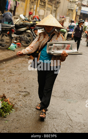 Vendeur de journaux dans le vieux quartier, Hanoi, Vietnam. Banque D'Images