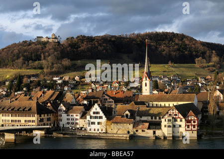 La ville historique de Stein am Rhein avec le château Hohenklingen dans la lumière du soir, canton de Schaffhouse, Suisse, Europe Banque D'Images