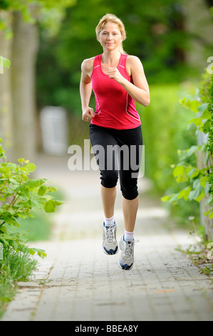 Young woman jogging Banque D'Images
