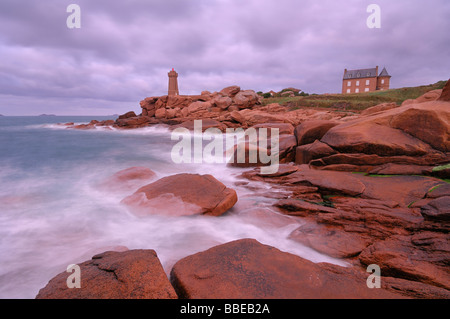 Mean-Ruz phare, Ploumanach, Côte de Granit Rose, Côtes-d'Armor, Bretagne, France Banque D'Images