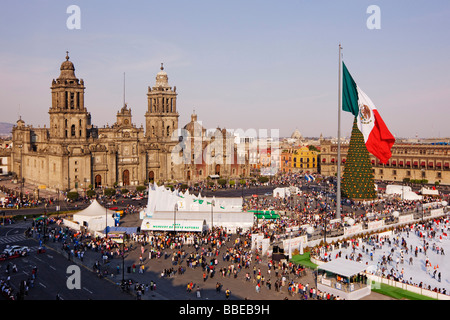 Noël dans le Zocalo en face de la cathédrale métropolitaine de Mexico, Mexico, Mexique Banque D'Images