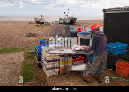Un pêcheur local préparation des poissons capturés plus tôt, en vente à sa boutique store stall sur la plage à Aldeburgh, Suffolk, UK Banque D'Images
