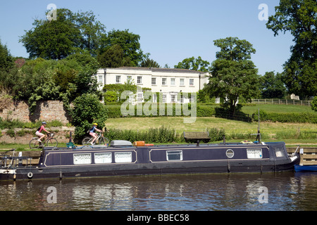 Un petit bateau amarré sur la Tamise à Wallingford, Oxfordshire, UK Banque D'Images