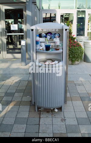 Prise de recyclage débordante Banque D'Images