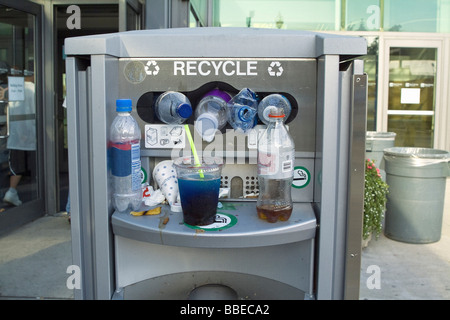 Prise de recyclage débordante Banque D'Images