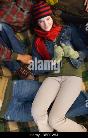 Adolescente avec leurs amis, allongé sur une couverture de laine sur une ferme à Hillsboro, Oregon, USA Banque D'Images