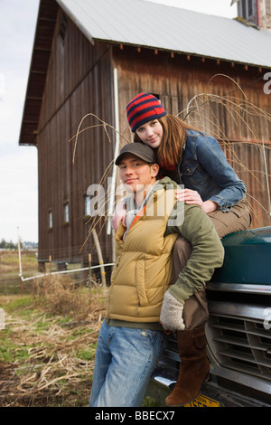 Portrait de Jeune couple dans une ferme à Hillsboro, Oregon, USA Banque D'Images