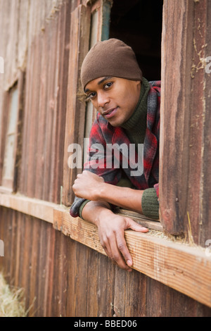 Portrait of Man Leaning Out Barn Fenêtre sur une ferme à Hillsboro, Oregon, USA Banque D'Images