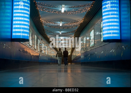 Vue arrière de deux personnes marchant, Shanghai, Chine Banque D'Images