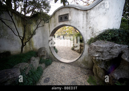 Porte ronde en Youyicun Jardin, Suzhou, Chine Banque D'Images