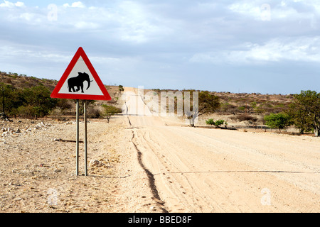 Elephant Crossing Sign par route, Damaraland, Namibie Banque D'Images