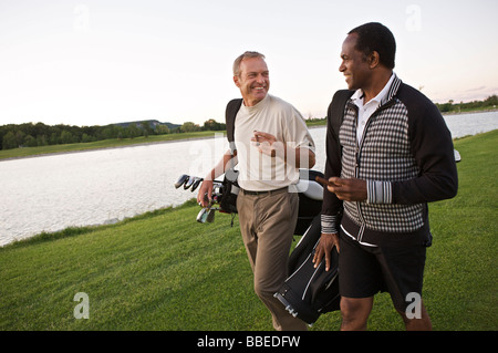 Men Walking on Golf Course, Burlington, Ontario, Canada Banque D'Images