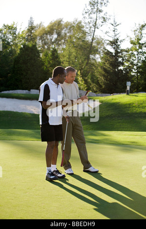 Les hommes à jouer au golf, Burlington, Ontario, Canada Banque D'Images