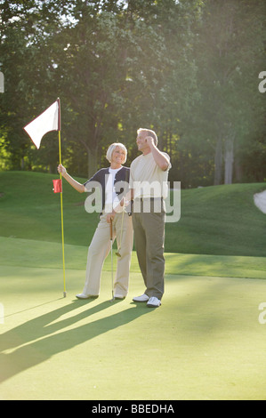 Couple on Golf Course, Burlington, Ontario, Canada Banque D'Images