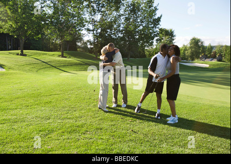 Des couples Hugging on Golf Course, Burlington, Ontario, Canada Banque D'Images