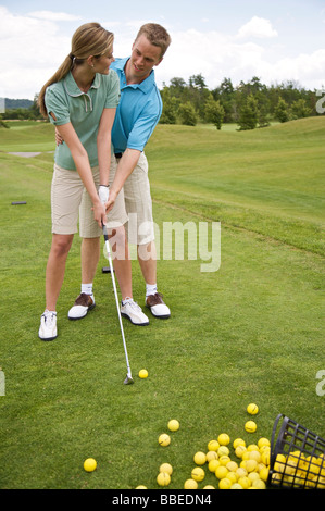 Couple Playing Golf, Burlington, Ontario, Canada Banque D'Images