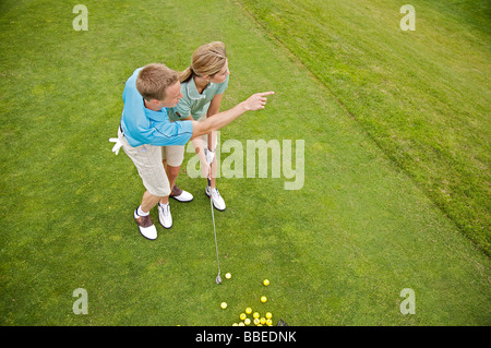 Couple Playing Golf, Burlington, Ontario, Canada Banque D'Images