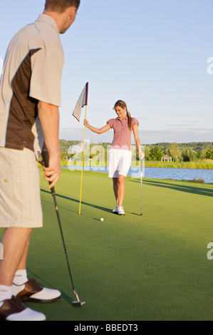 Couple Playing Golf, Burlington, Ontario, Canada Banque D'Images