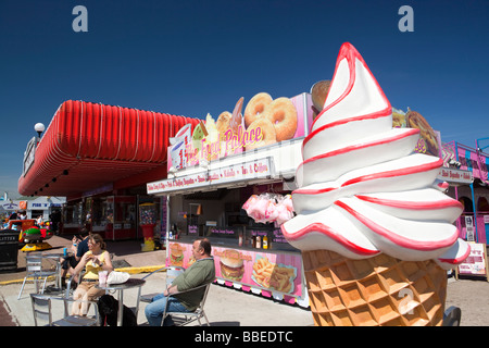 UK Angleterre Norfolk Hemsby Beach Road grand ice cream cone de publicité en dehors de fast food Banque D'Images