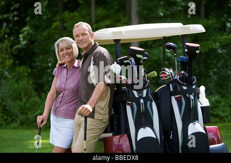 Couple Playing Golf, Burlington, Ontario, Canada Banque D'Images