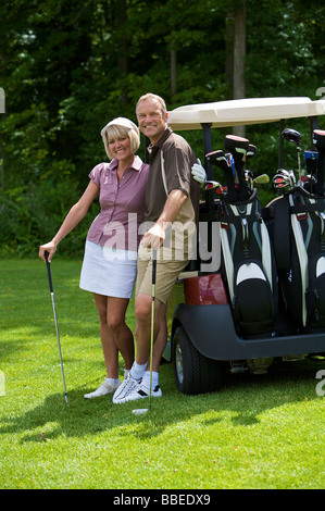 Couple Playing Golf, Burlington, Ontario, Canada Banque D'Images