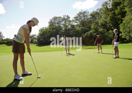 Jouer au golf en famille, Burlington, Ontario, Canada Banque D'Images