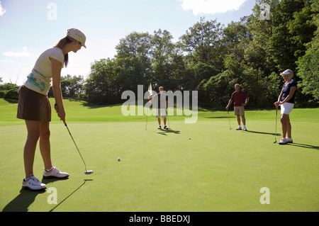 Jouer au golf en famille, Burlington, Ontario, Canada Banque D'Images