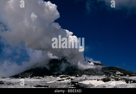 Italie Sicilly volcan Etna et cendres de fumée qui monte de l'éruption du volcan couvert de neige Banque D'Images