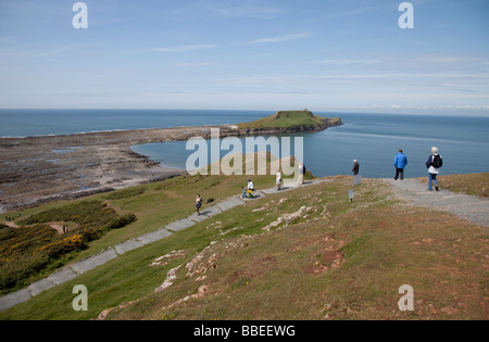 Les touristes sur les bords de la tête vers la péninsule de Gower Rhossili South Wales UK Banque D'Images