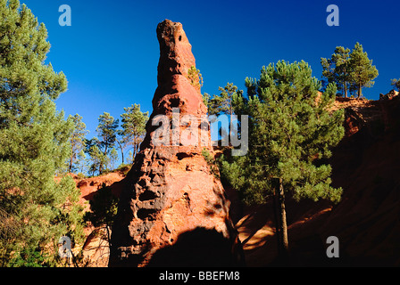 France, Provence-Alpes-Côte d'Azur, Vaucluse, Le sentier des ocres ou sentier des ocres, Pinnacle rock dans le Cirque de l'aiguille. Banque D'Images