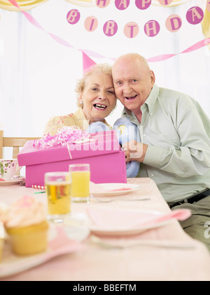 Portrait of Couple at Birthday Party dans la maison de retraite Banque D'Images