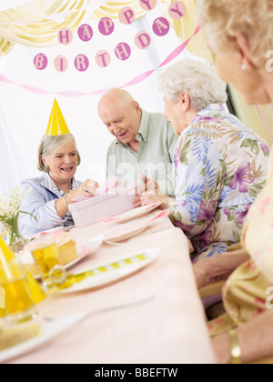 Anniversaire à la maison de retraite Banque D'Images