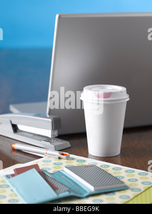 Tasse à café, ordinateur portable et de fournitures de bureau sur 24 Banque D'Images