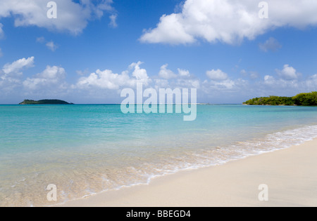 Antilles Caraïbes Grenade Carriacou une eau bleue se brisant sur la plage Paradise dans l'Esterre Bay. Mabouya et Sandy Island Banque D'Images