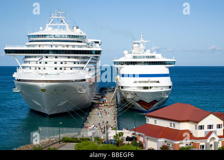 Antilles Caraïbes Grenade St George croisière princesse des Caraïbes et Aida Aura. Cruise Ship Terminal passagers on jetty Banque D'Images