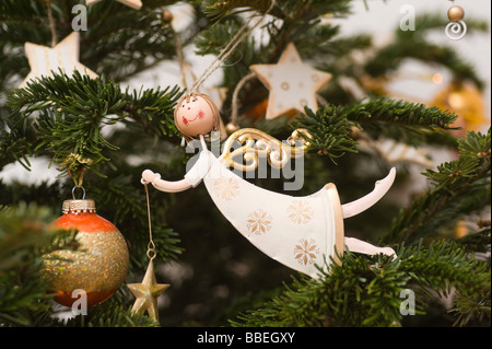 Close-up of Christmas Ornaments on Christmas Tree Banque D'Images