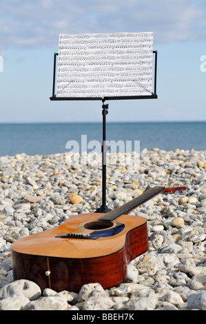 Stand de la musique et de la guitare sur la plage Banque D'Images