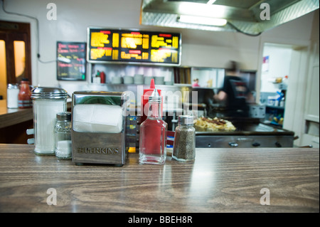 Condiments sur compteur dans Diner, Waterloo, Ontario, Canada Banque D'Images