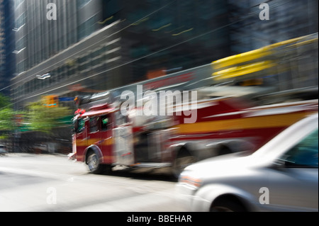 Camion à incendie se précipiter dans la ville Street, Toronto, Ontario, Canada Banque D'Images