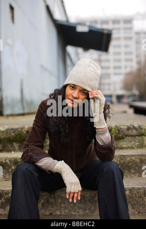 Portrait de femme en milieu urbain Zone Industrielle, Portland, Oregon, USA Banque D'Images