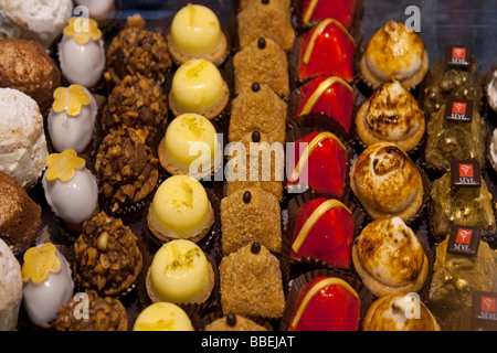 Les pralines dans les Halles de Lyon marché gastronomique Lyon Rhone Alpes France Banque D'Images